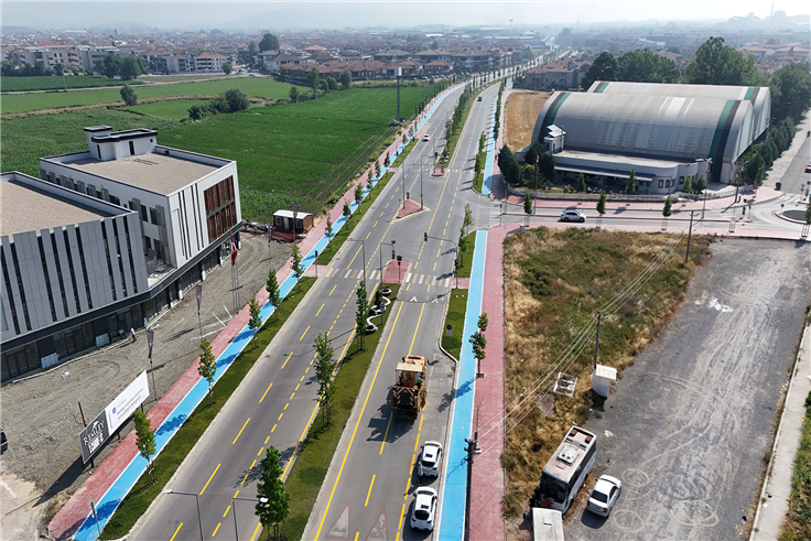 Büyükşehir, yol çizgilerini yenileyerek güvenli ulaşımı güçlendiriyor