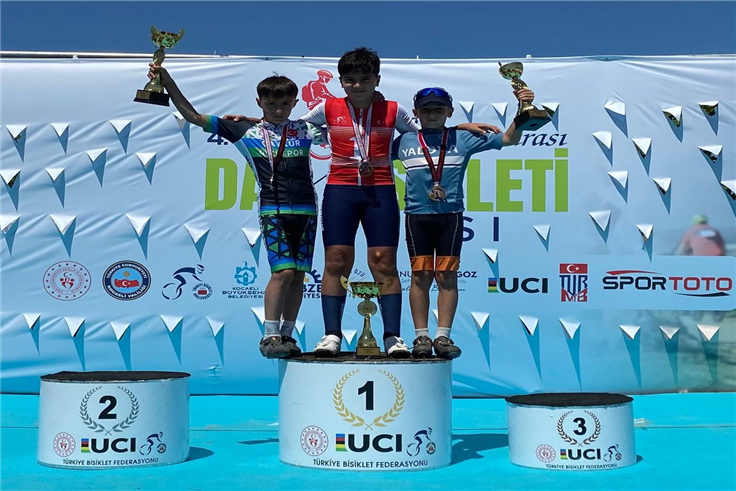Güreşte ve bisiklette Büyükşehirli sporcular madalyaları topladı