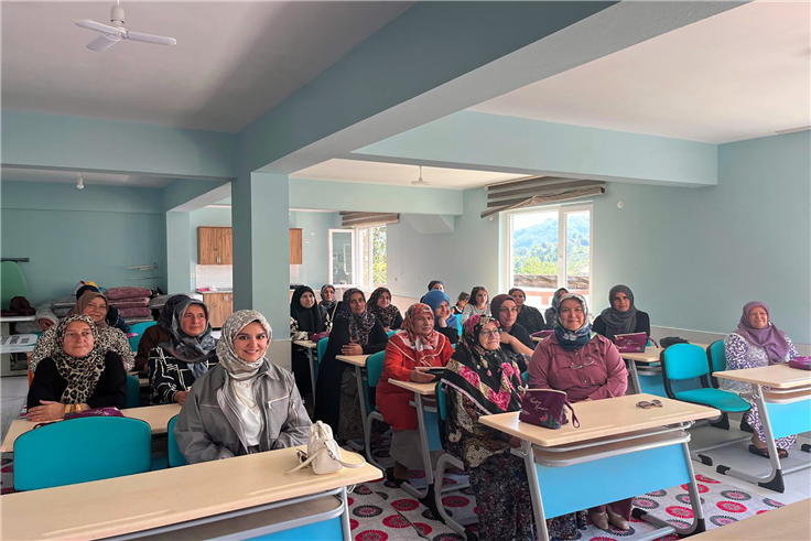 Büyükşehir’in “Kadın Kadına” buluşmaları Akyazı’da devam etti