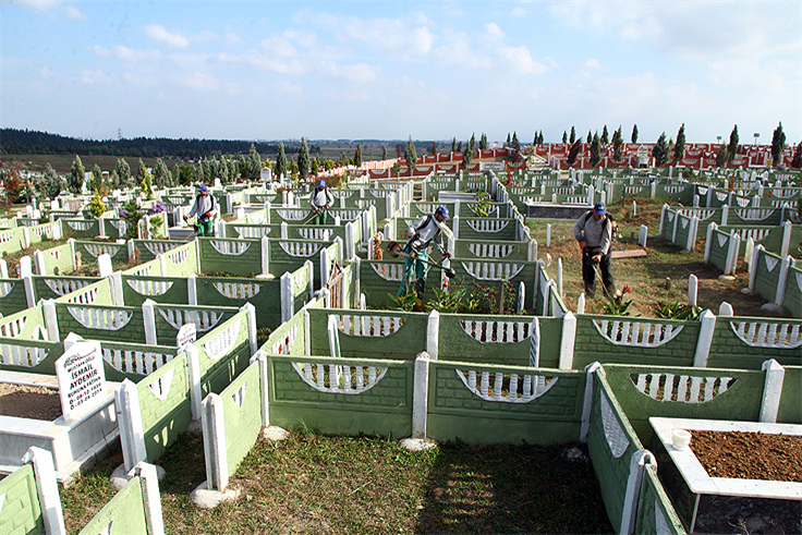 Mezarlıklar Bayrama Hazırlanıyor
