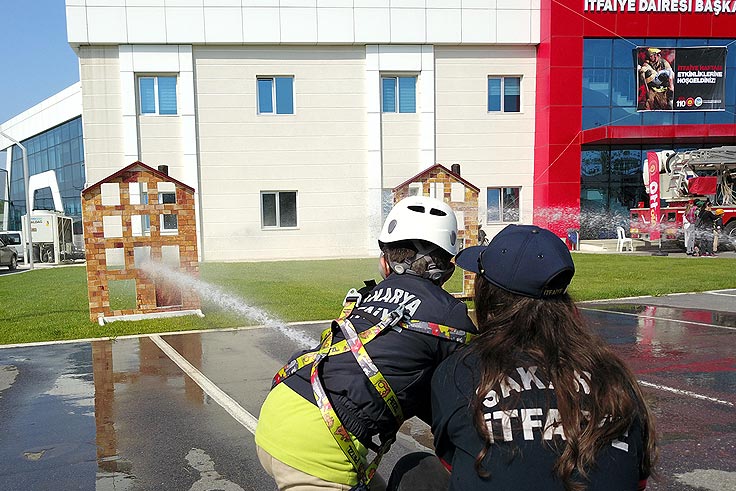 Minik itfaiyeciler tatbikat yaptı