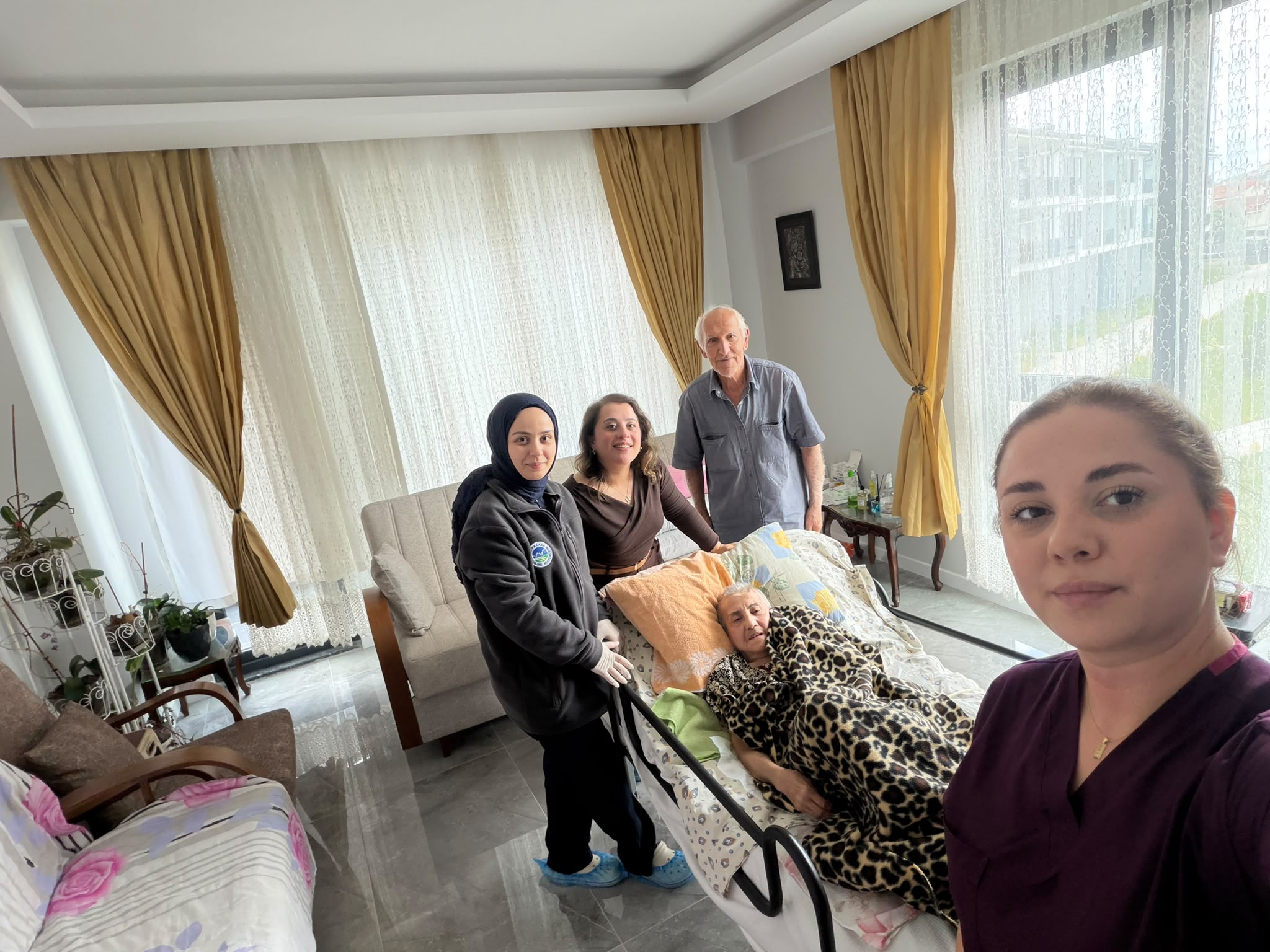 YADEM Yaşlılar Gününde eli öpülesi büyükleri unutmadı