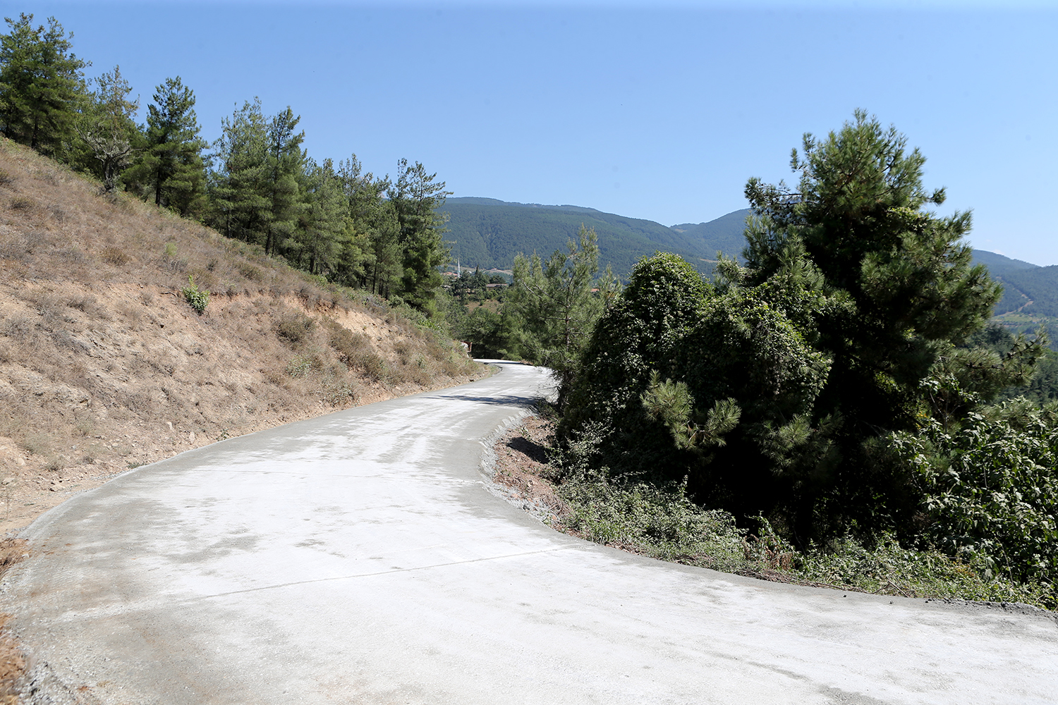 Geyve’nin iki mahallesinde daha beton yol tamam