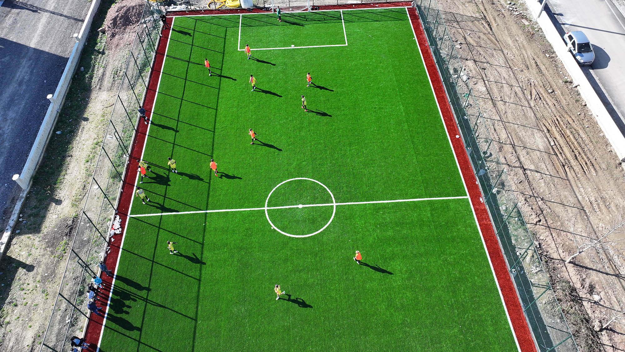 Futbol, basketbol, voleybol sahası Hanlıköy’de çocukların göz bebeği oldu