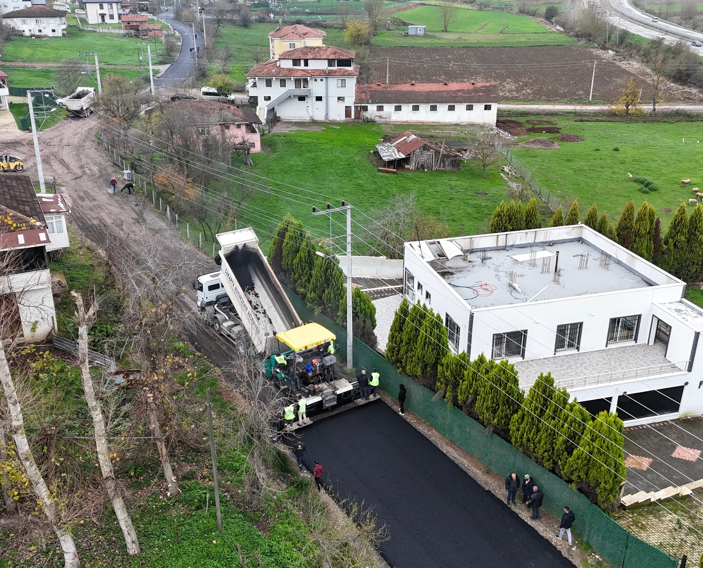 Büyükşehirle asfaltta bir bir arterleri yeniliyor: Sıra Söğütlü Rüstemler’de…