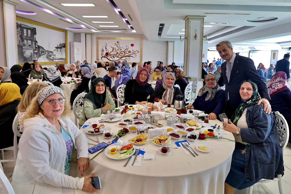 “Anne sadece evlat büyüten değil, geleceğin temellerini atan güçlü bir rehberdir”