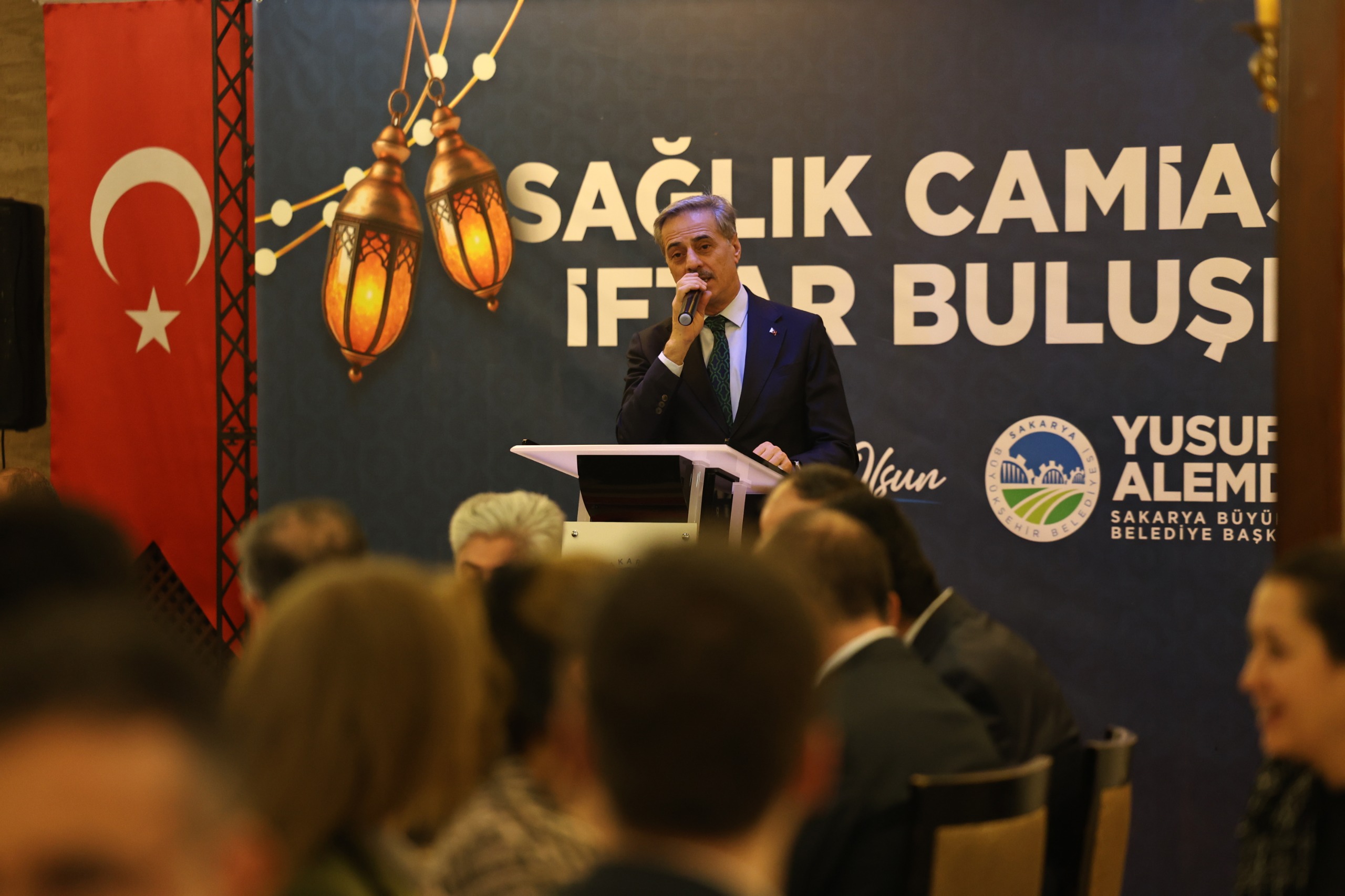 “Vefası ve fedakarlığıyla sağlık camiası her övgüyü fazlasıyla hak ediyor”