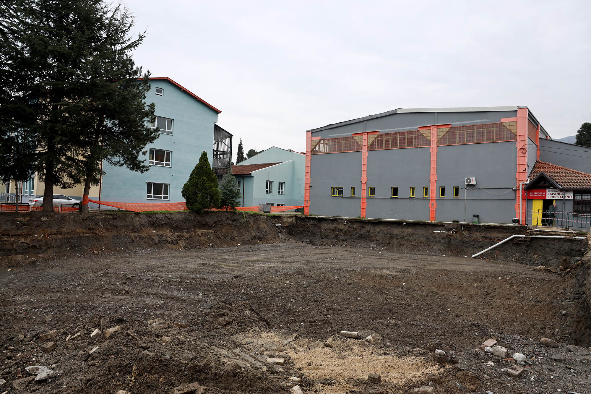 Gençlerin buluşma noktası olacak Sapanca Spor Salonu’nda çalışmalar başladı