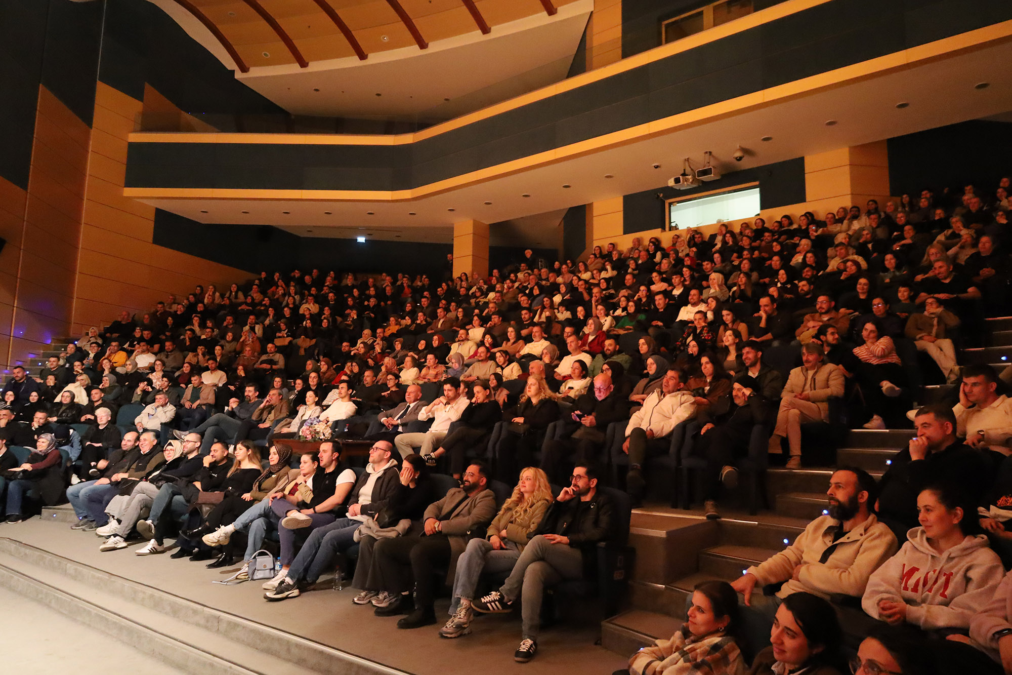 Usta oyuncular sahnedeydi: Çehov Kabare’ye yoğun ilgi