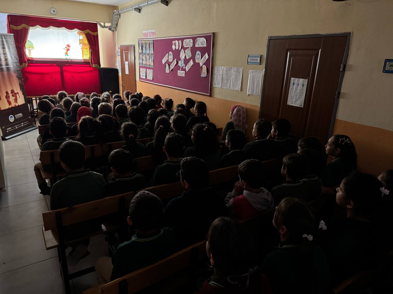 ‘Bir Hikâye Bin Neşe’ çocukların yüzünde tebessüm oluyor