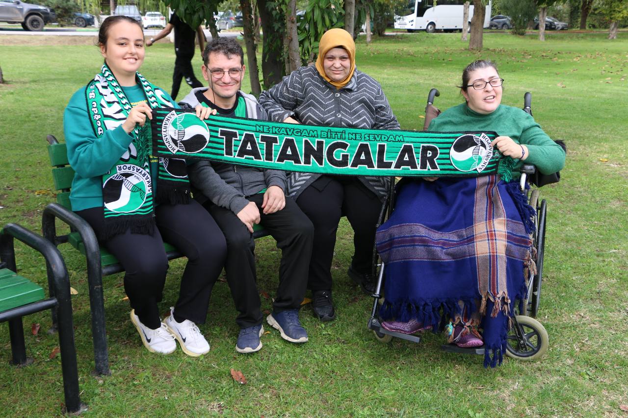 Özel gereksinimli öğrencilerden yeşil siyahlılara moral ziyareti