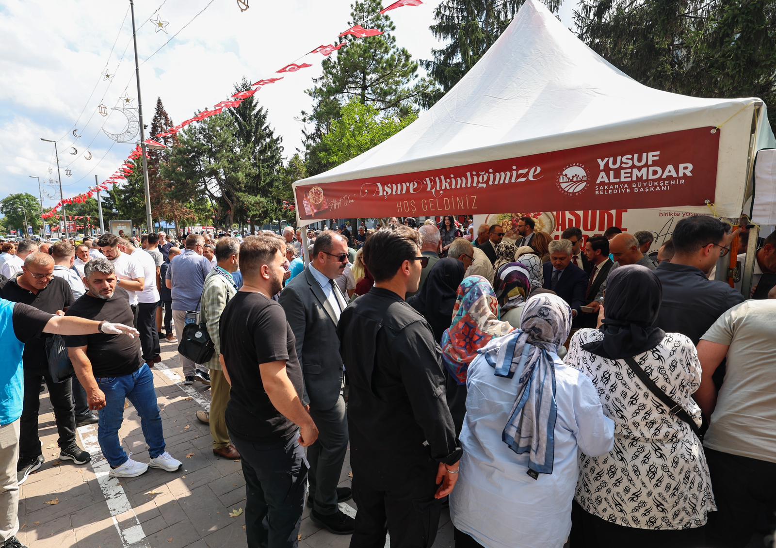 Muharrem ayının bereketi Büyükşehir’in aşure ikramıyla paylaşıldı