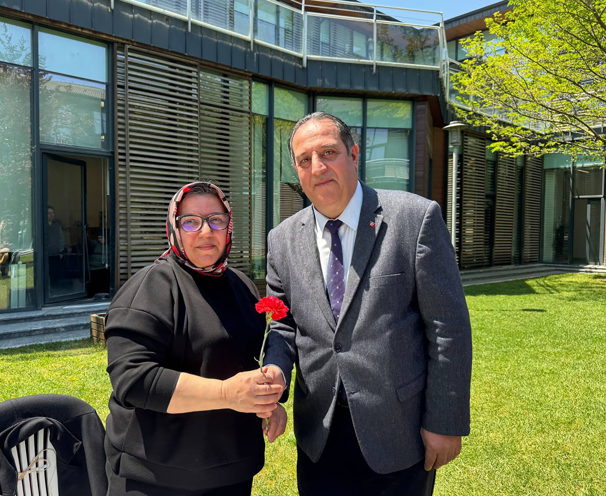 Özel gereksinimli bireylerin annelerine anneler günü sürprizi
