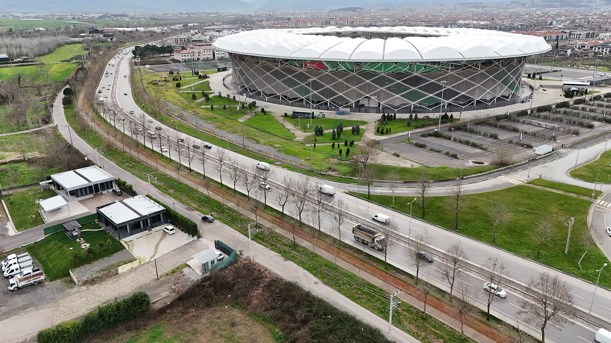 Büyükşehir’in ‘Yeşil Şehir’ vizyonu sahada: 3 ayda 2 bin 500 ağaç toprakla buluştu