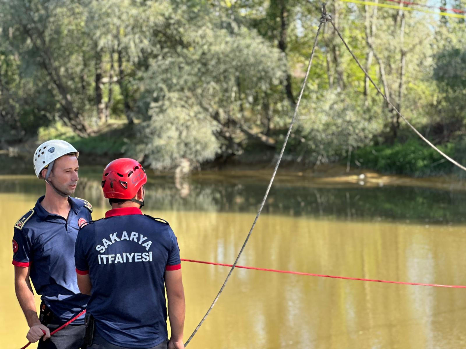 Büyükşehir’in itfaiyecileri Sakarya Nehri üzerinde nefes kesti