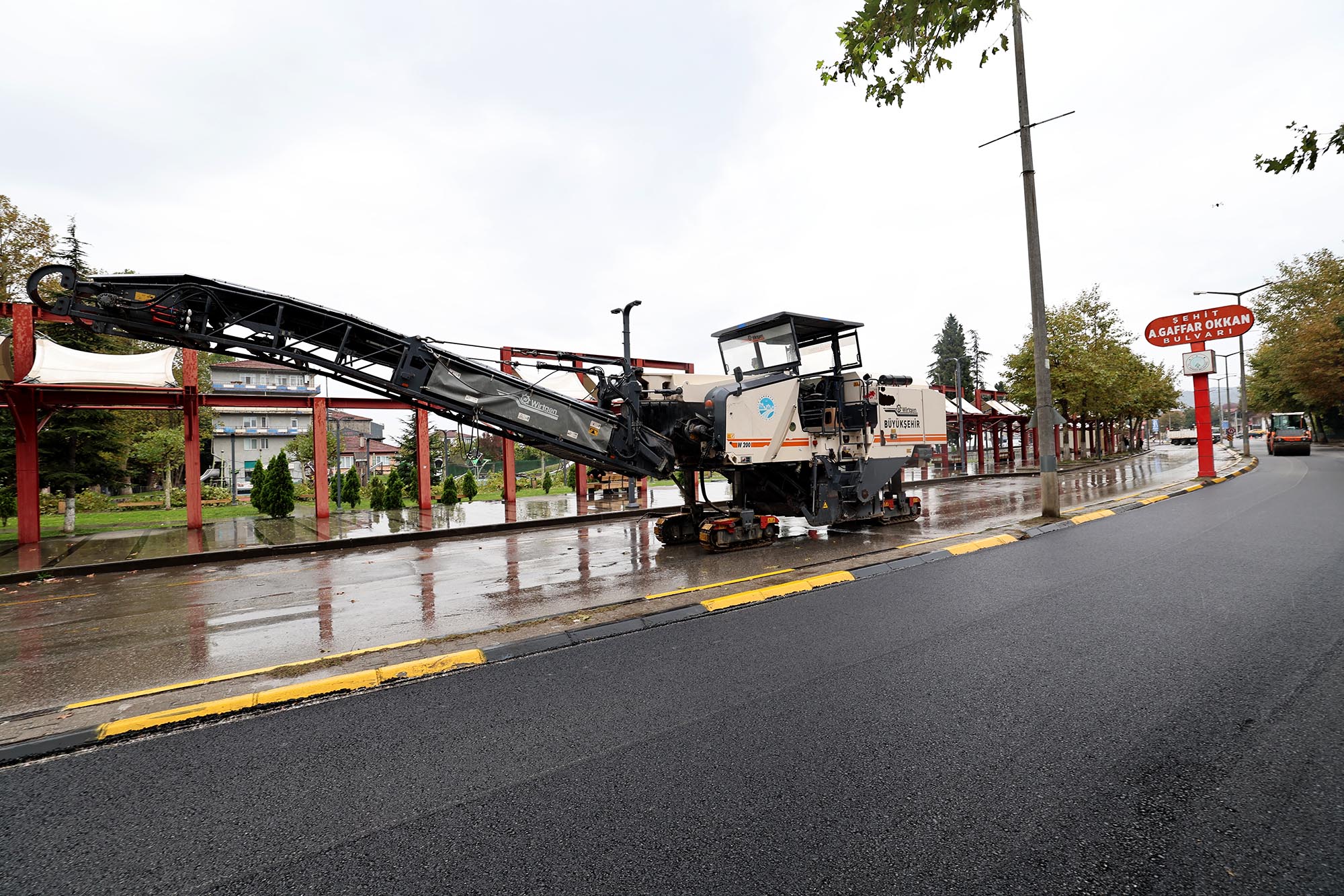 Hendek’in kalbi Şehit Gaffar Okkan Bulvarı’na Büyükşehir dokunuşu