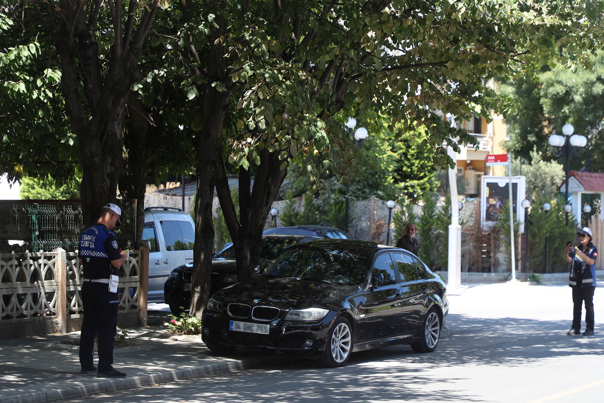 Büyükşehir yayaları zora sokan kaldırım işgalini sıkı takibe aldı