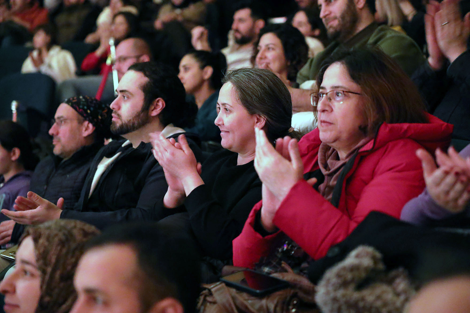 "Kibarlık Budalası" Sakarya’da sahnelendi, salonu dolduran izleyicilerden tam not aldı