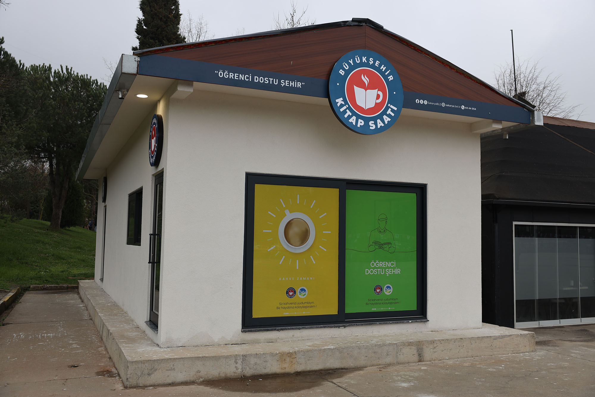 Sakarya’da öğrenciler çamaşırları yıkanırken kitap okuyor