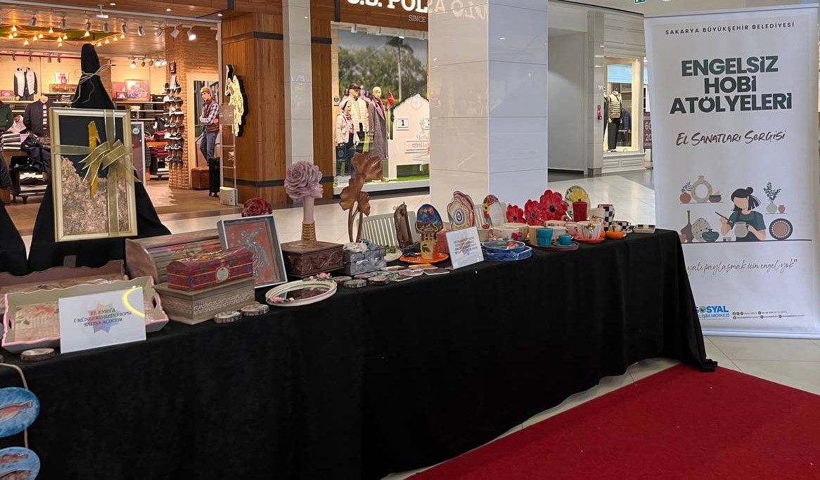 Engelsiz Hobi Atölyelerinin el emeği ürünleri Agora AVM’de sergilendi