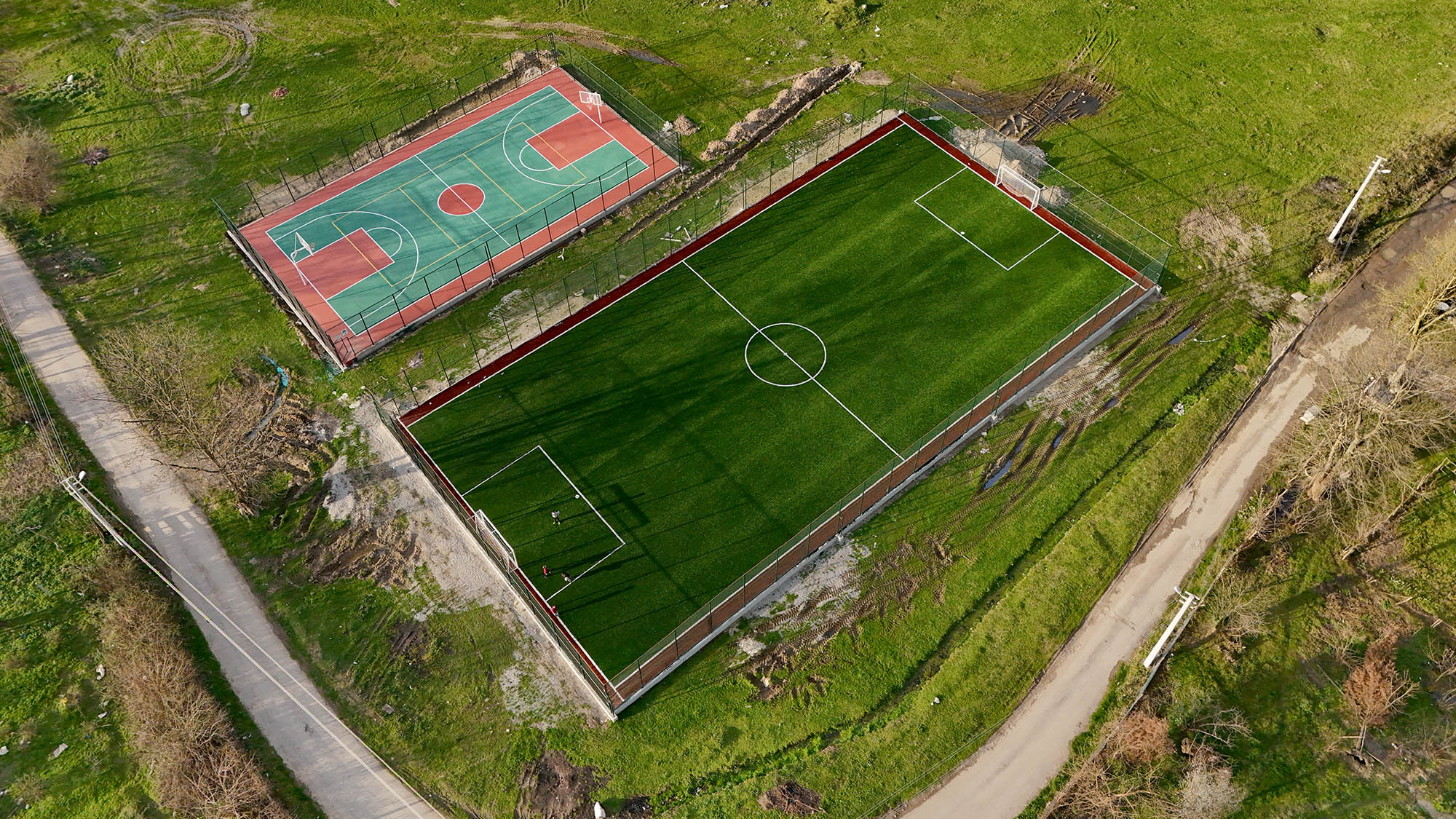 “Gençlerimizin sporla büyüyeceği 10 futbol, basketbol, voleybol sahası hazır”