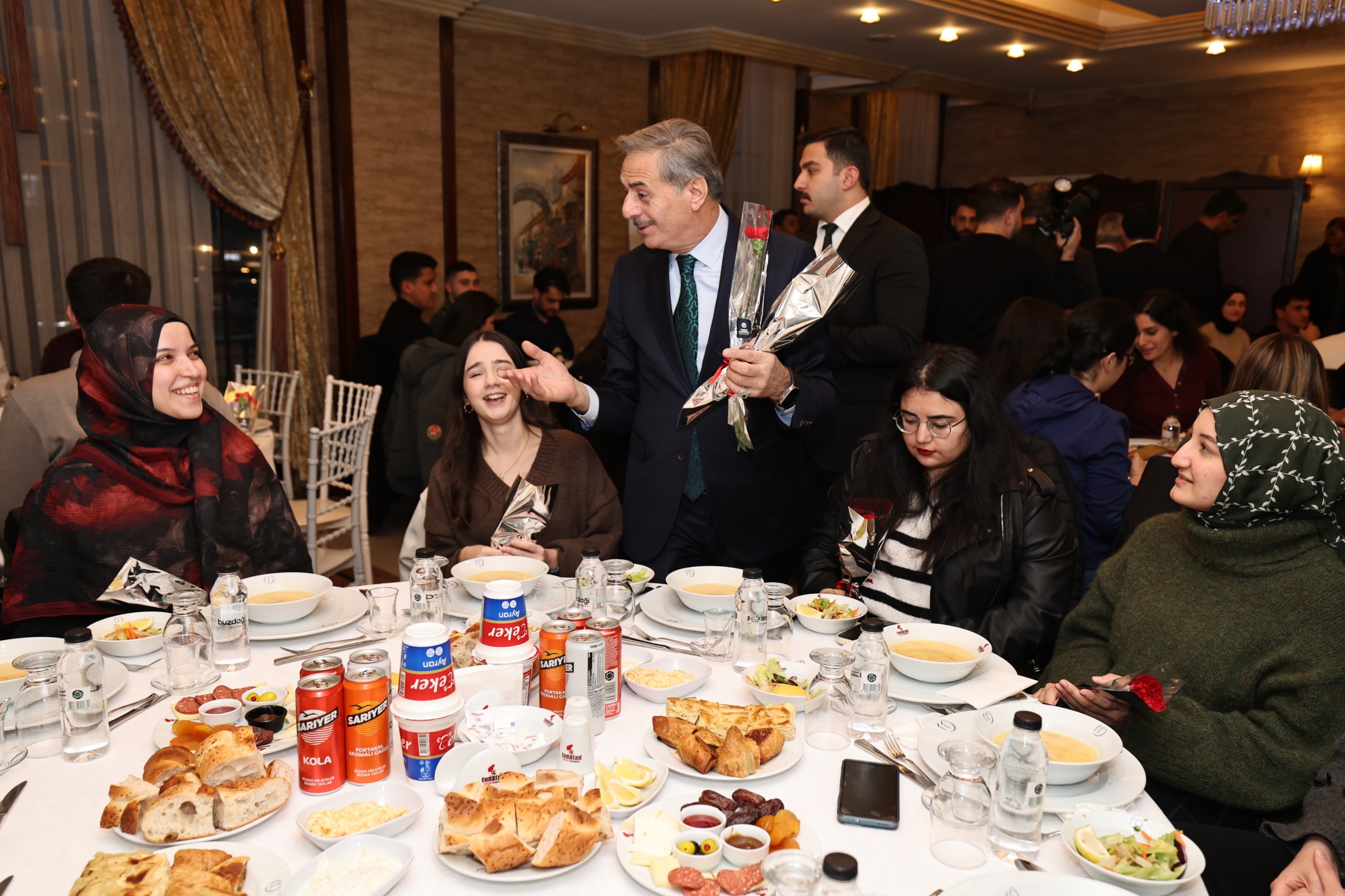 “Vefası ve fedakarlığıyla sağlık camiası her övgüyü fazlasıyla hak ediyor”