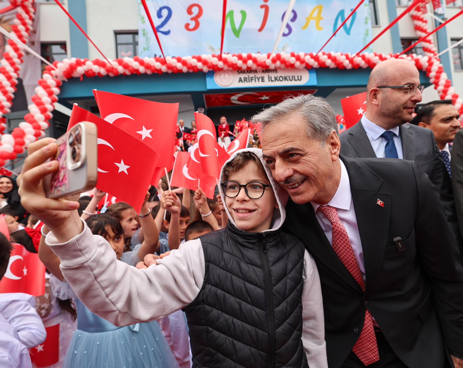 Alemdar miniklerin 23 Nisan coşkusuna ortak oldu: “Tüm çocuklarımızın bayramı kutlu olsun”