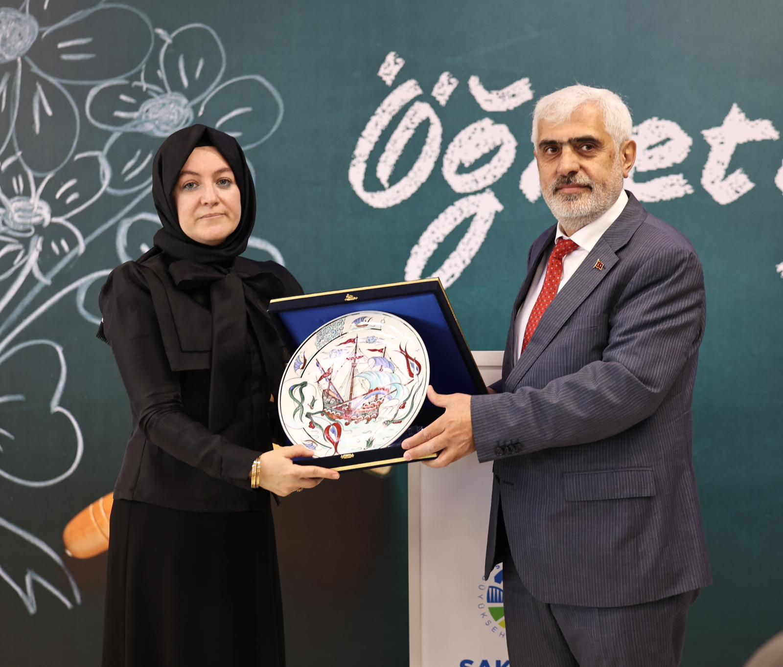 “Öğretmenlik hiçbir ölçüyle tarif edilmeyecek kadar yüce bir meslektir”