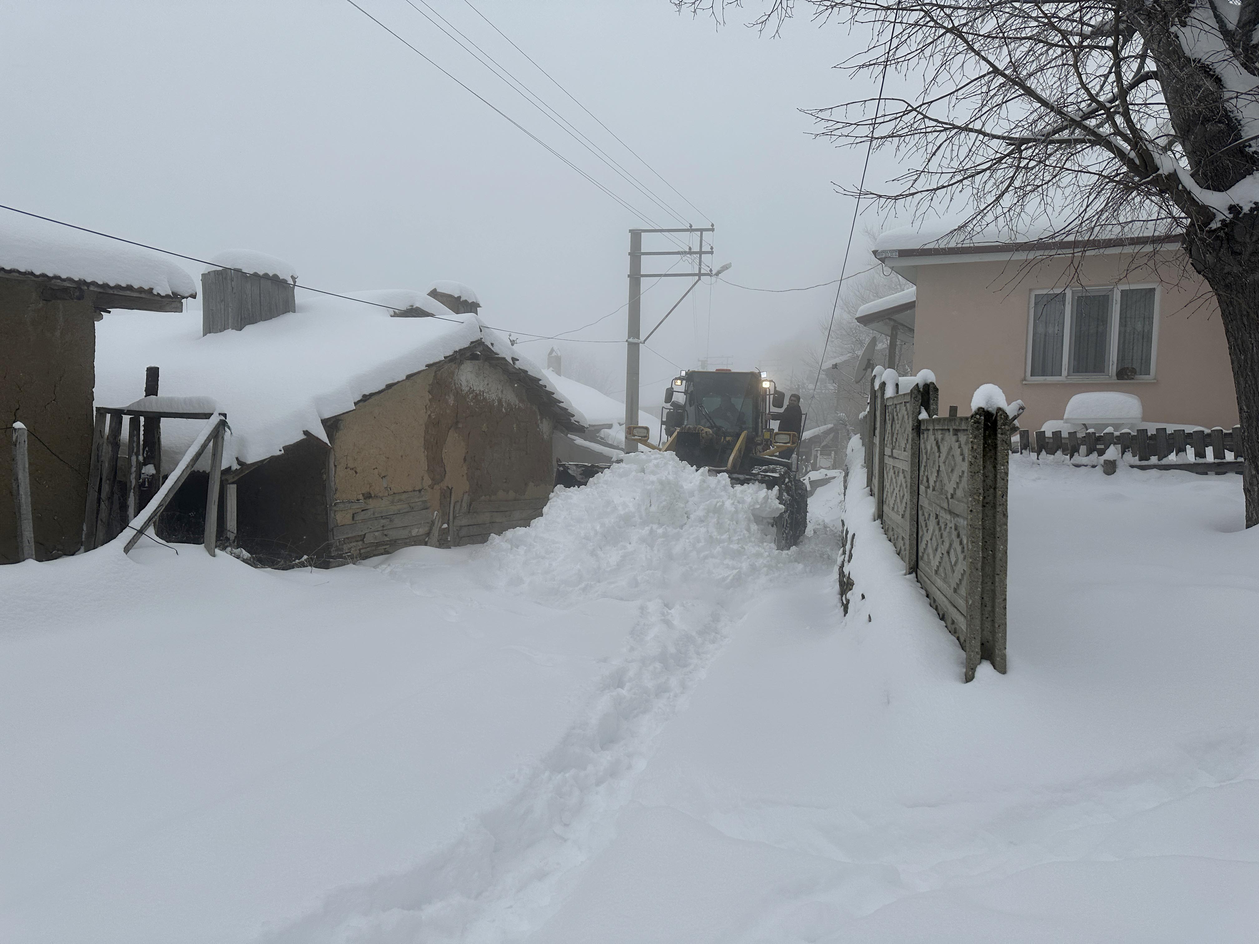 Büyükşehir 48 araç ve 100 kişilik timle karla mücadele mesaisinde: İşte son durum