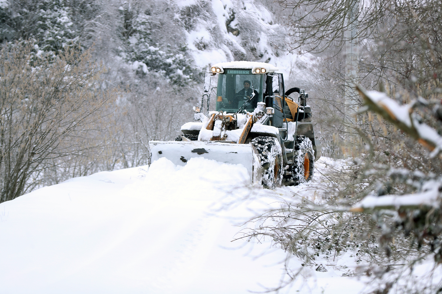 Büyükşehir’den 17.00 kar raporu: 31 grup yolu ulaşıma açıldı