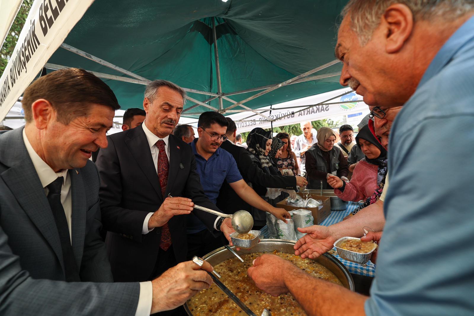 Muharrem ayının bereketi Büyükşehir’in aşure ikramıyla paylaşıldı
