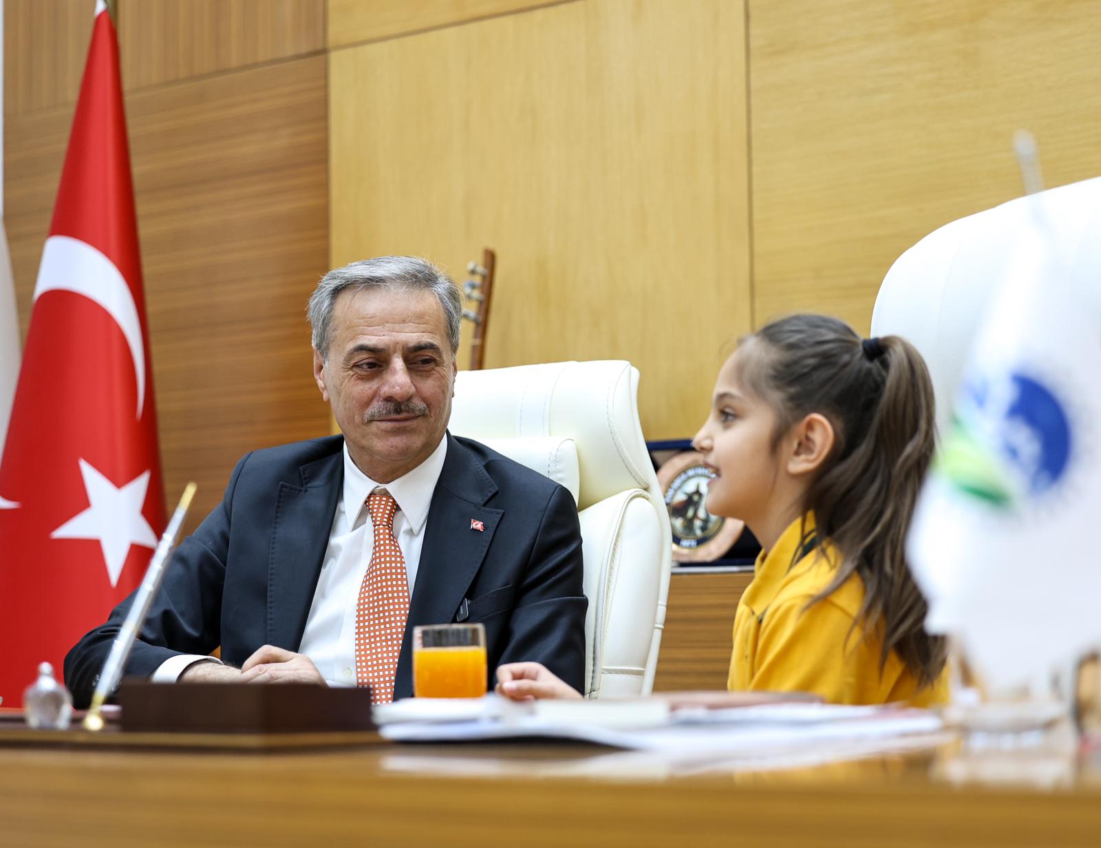 Yusuf Alemdar başkanlığı Elisa’ya devretti: “Hayal kurmaktan asla vazgeçmeyin”