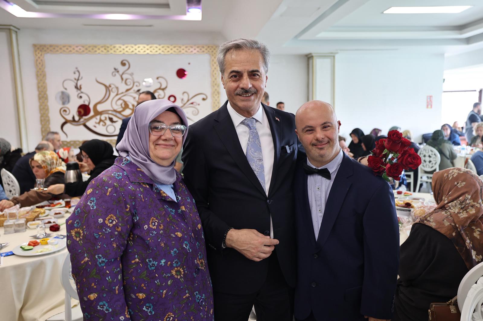 “Anne sadece evlat büyüten değil, geleceğin temellerini atan güçlü bir rehberdir”