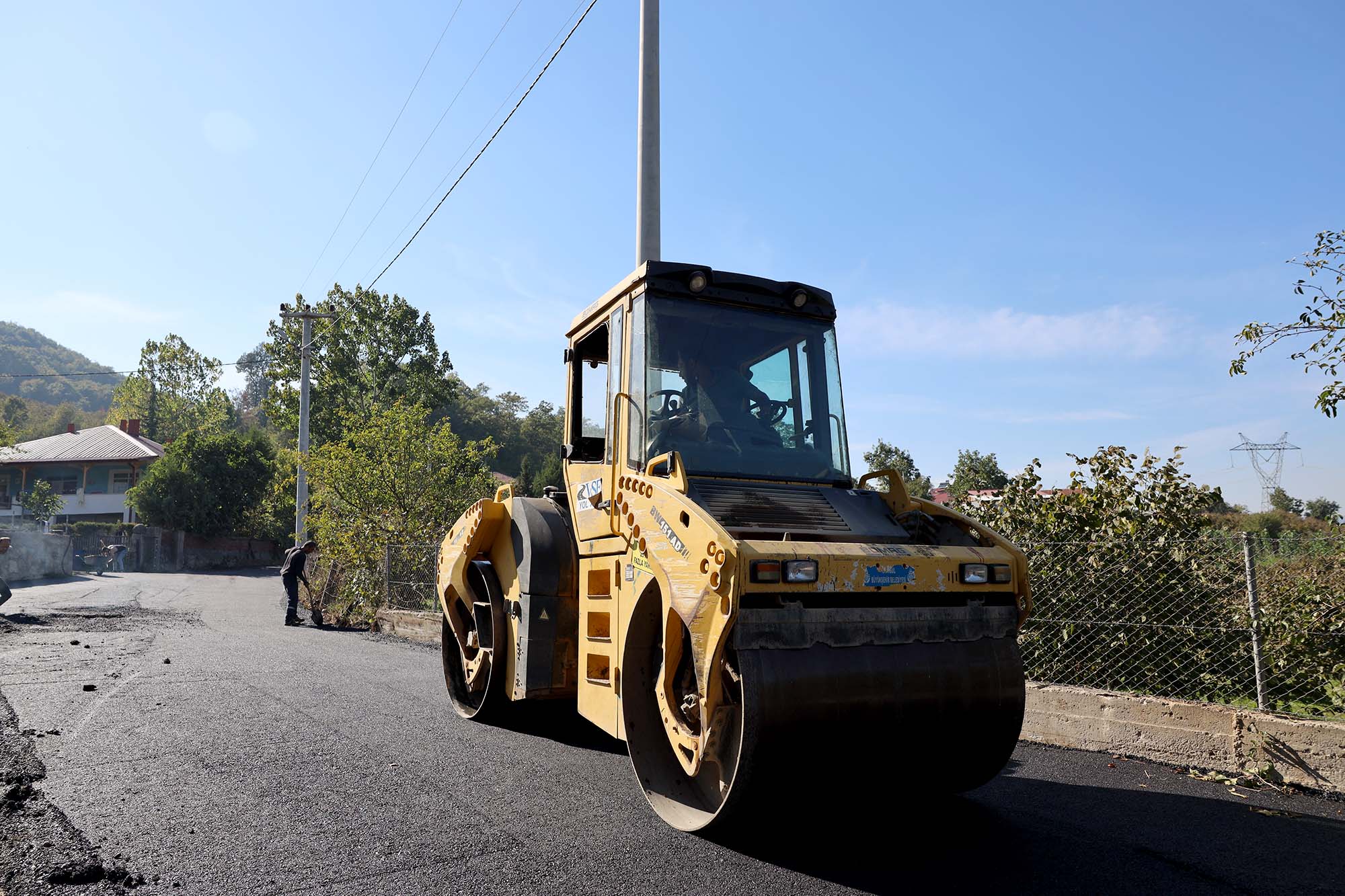 Akyazı’nın kırsalına giden yollar Büyükşehirle güzelleşti