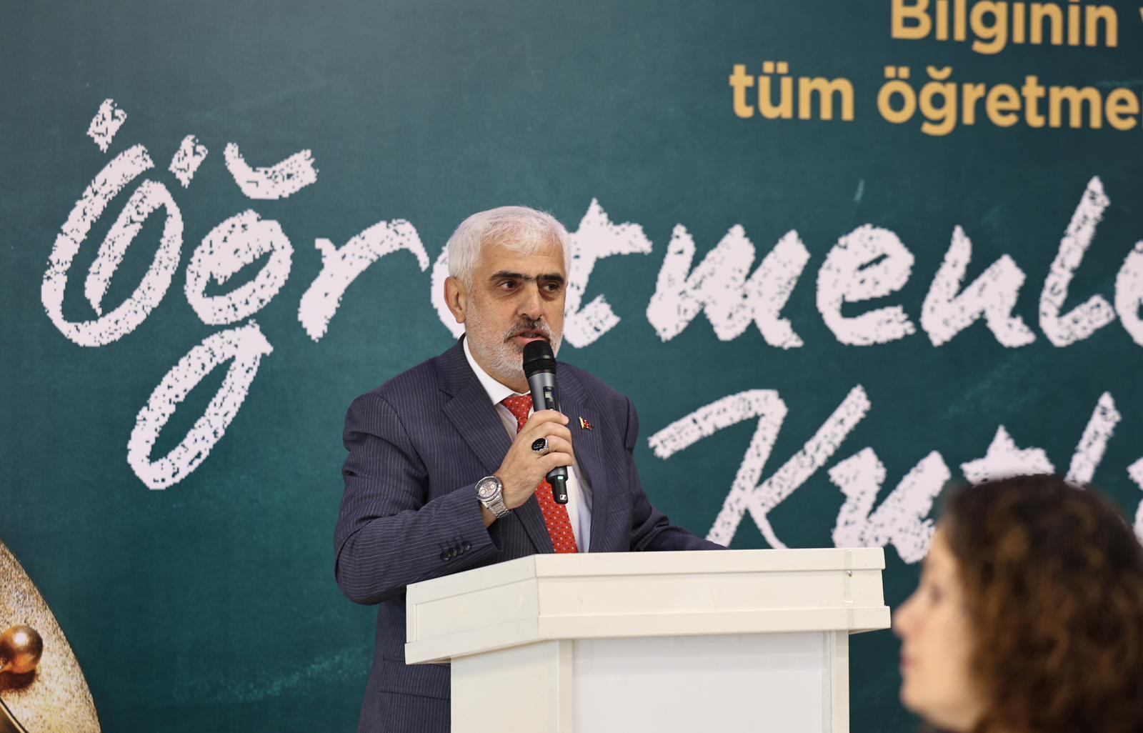 “Öğretmenlik hiçbir ölçüyle tarif edilmeyecek kadar yüce bir meslektir”