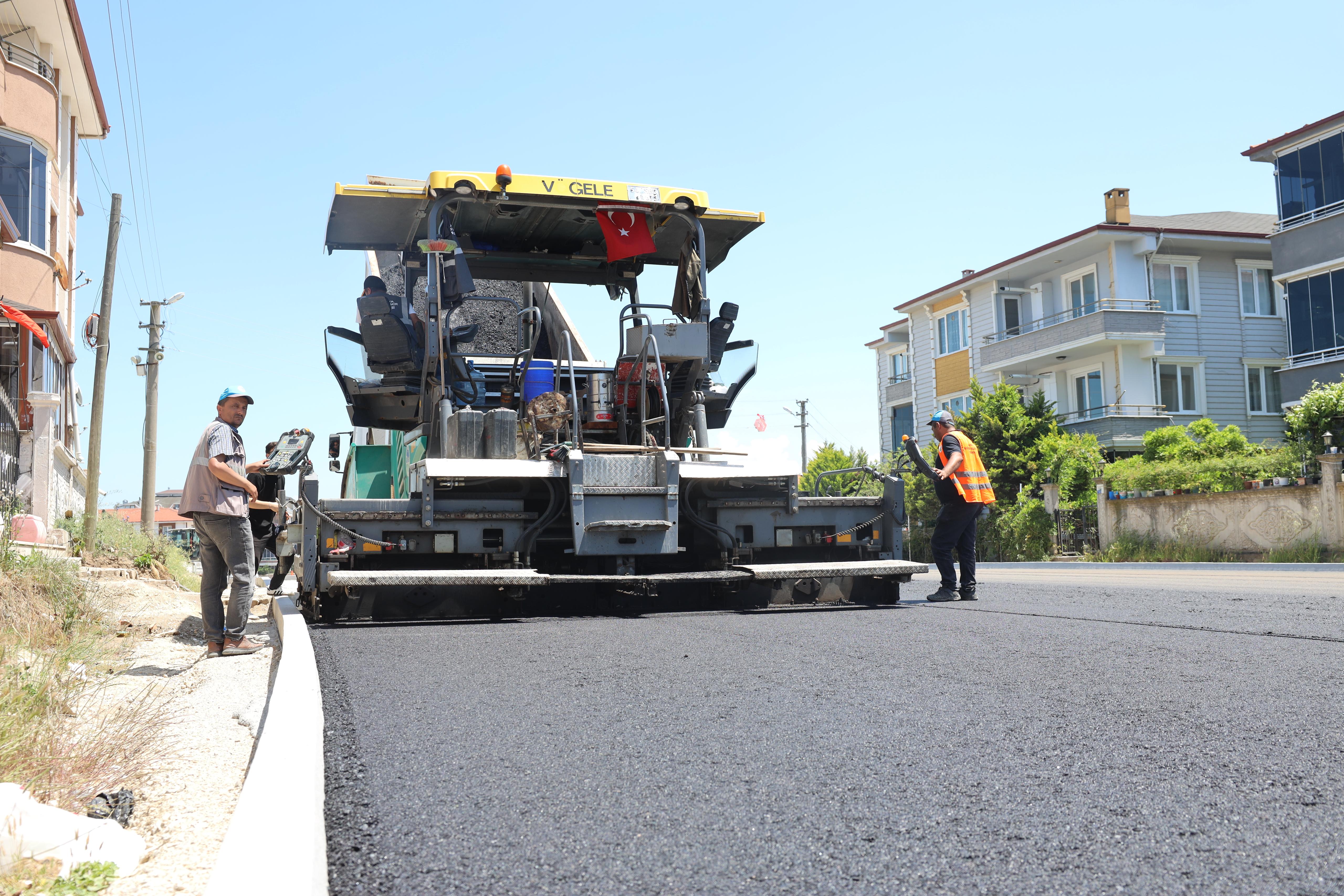 Büyükşehir Karasu’da sahil trafiğini rahatlatacak caddede asfalt çalışmalarına başladı