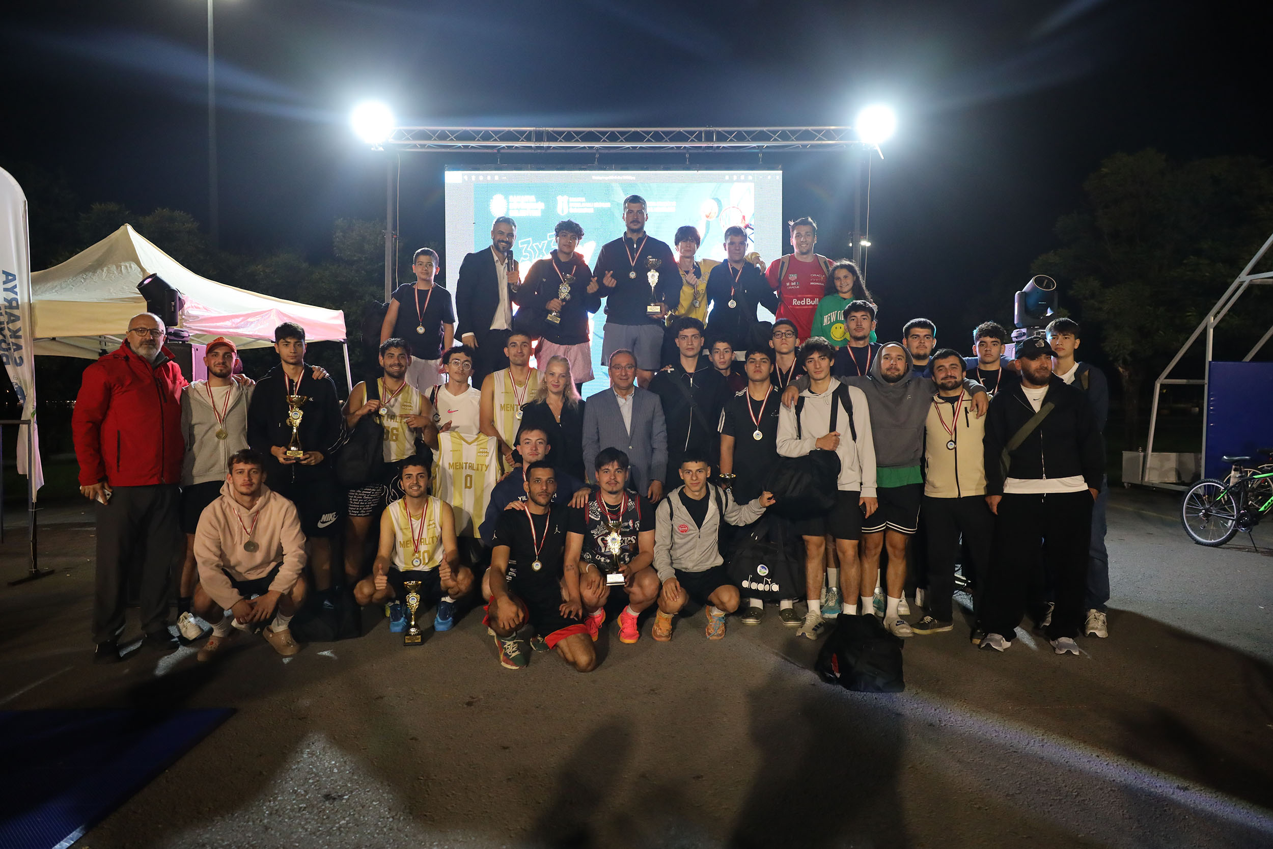 Aziz Duran Parkı’nda 3x3 sokak basketbolu şöleni: 250’den fazla sporcu parkede ter döktü