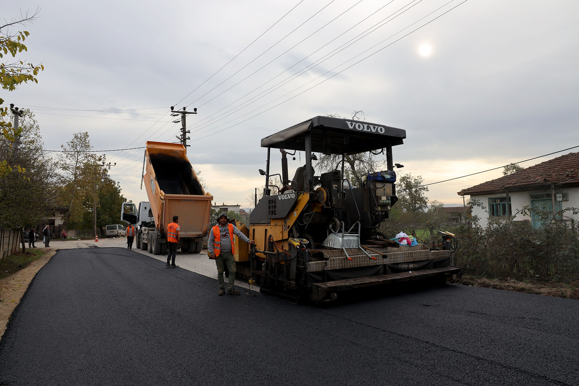 Büyükşehir Hendek’te seferber oldu: Kısa sürede tam 15 kilometre…