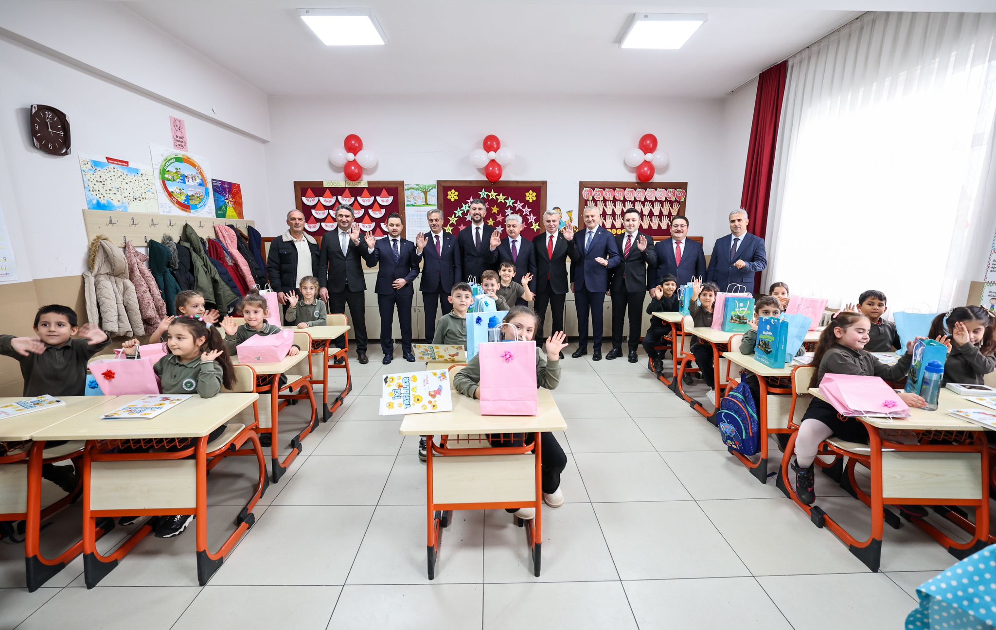 Yusuf Alemdar çocukların karne sevincini paylaştı: “Geleceğe doğru attığınız her adımda yanınızda biz olacağız”