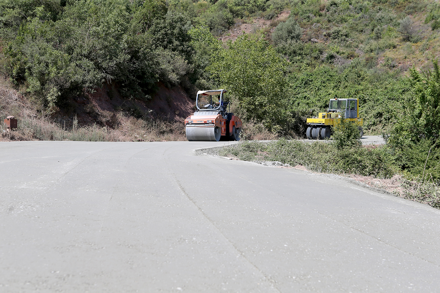 Geyve’nin iki mahallesinde daha beton yol tamam