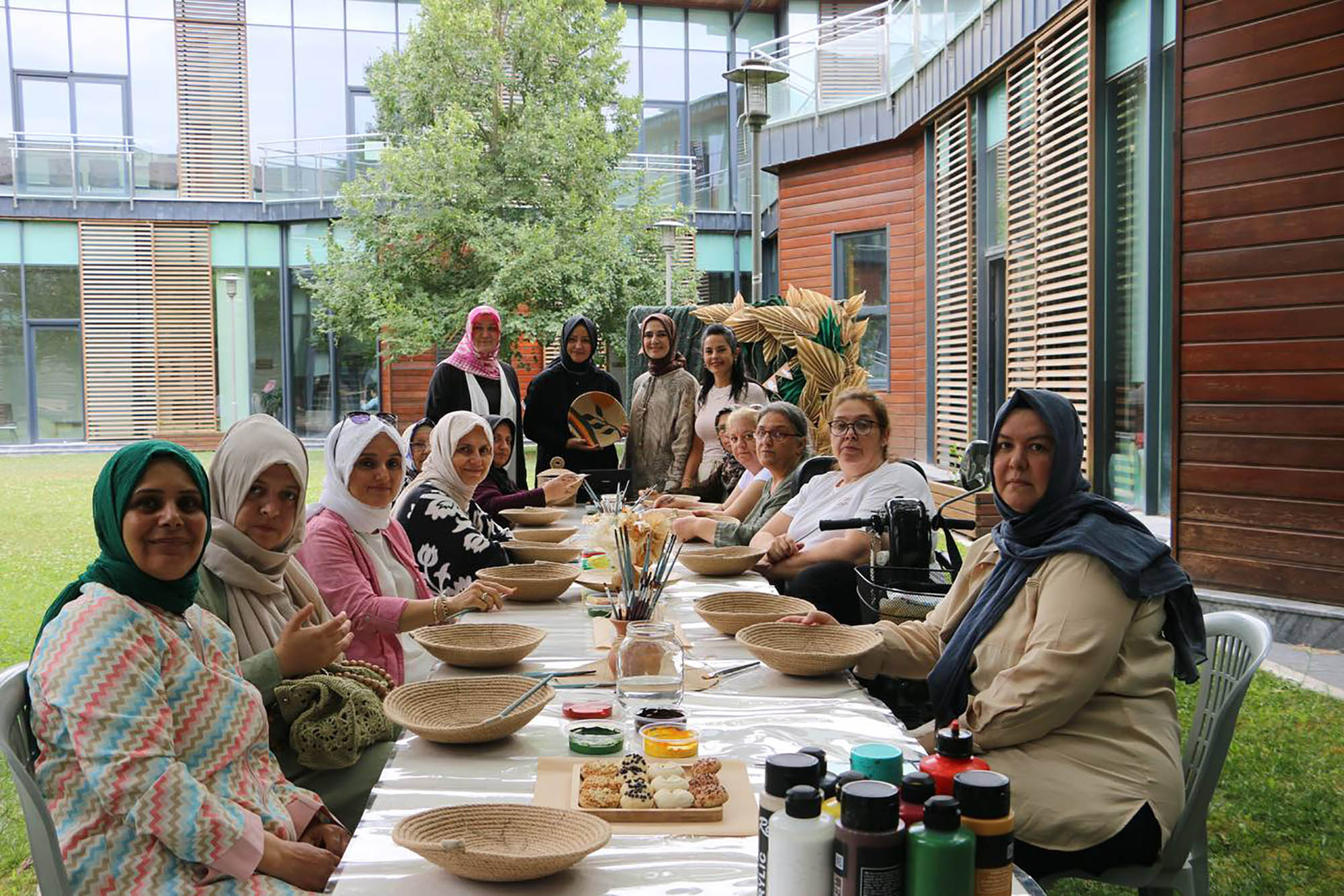 Özel bireyler ve anneleri hobi atölyelerinde el ele