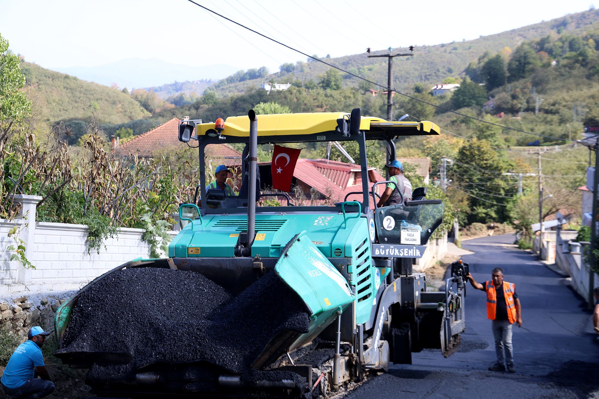 Büyükşehir bu kez Kocaali’de işleme başladı: 8 mahalle, 5 bin 500 metre güzergâh ve 8 bin ton asfalt
