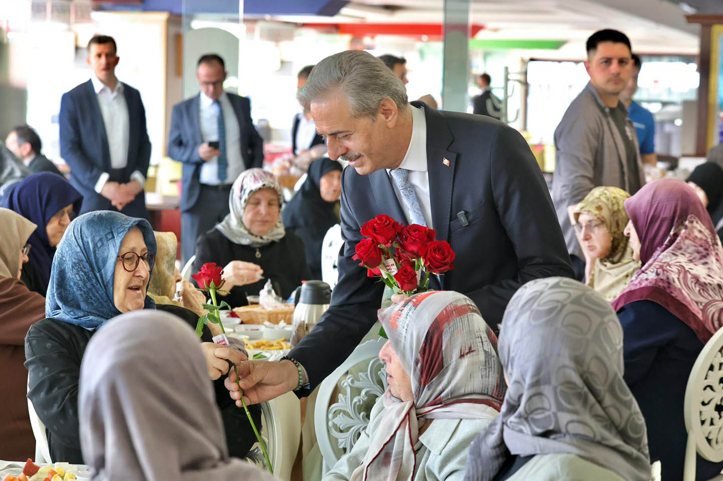 “Anne sadece evlat büyüten değil, geleceğin temellerini atan güçlü bir rehberdir”