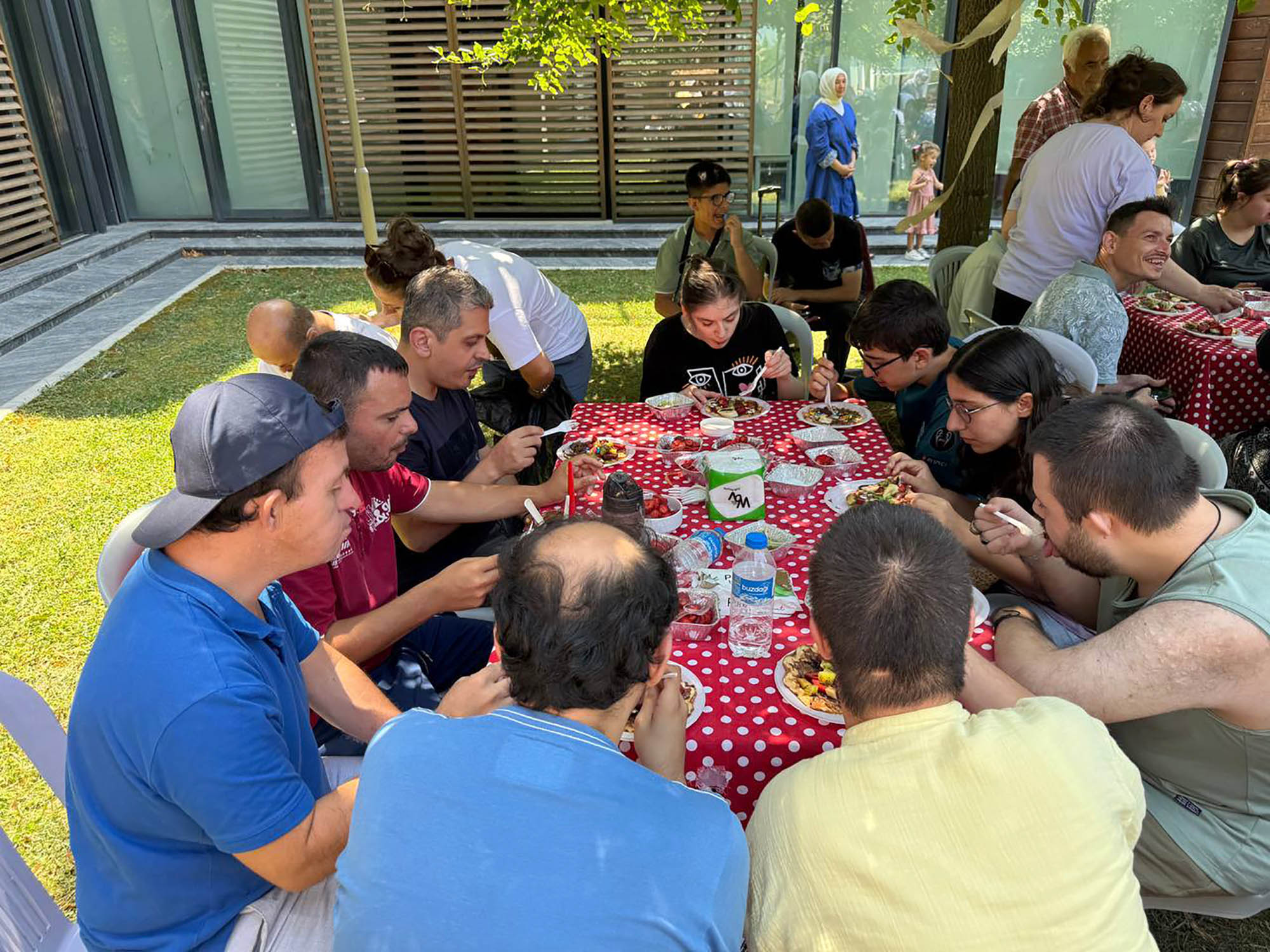 Özel bireyler ve anneleri hobi atölyelerinde el ele