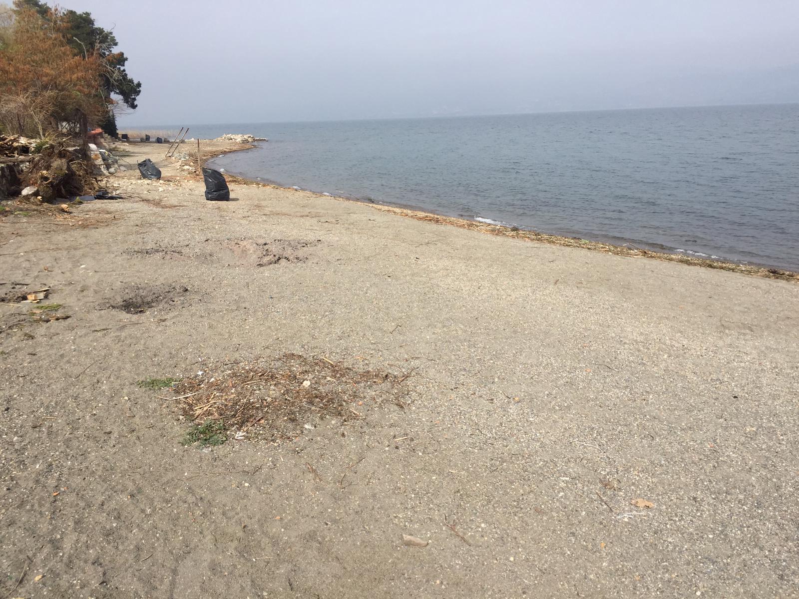 Göl çevresinden 10 poşet çöp toplandı