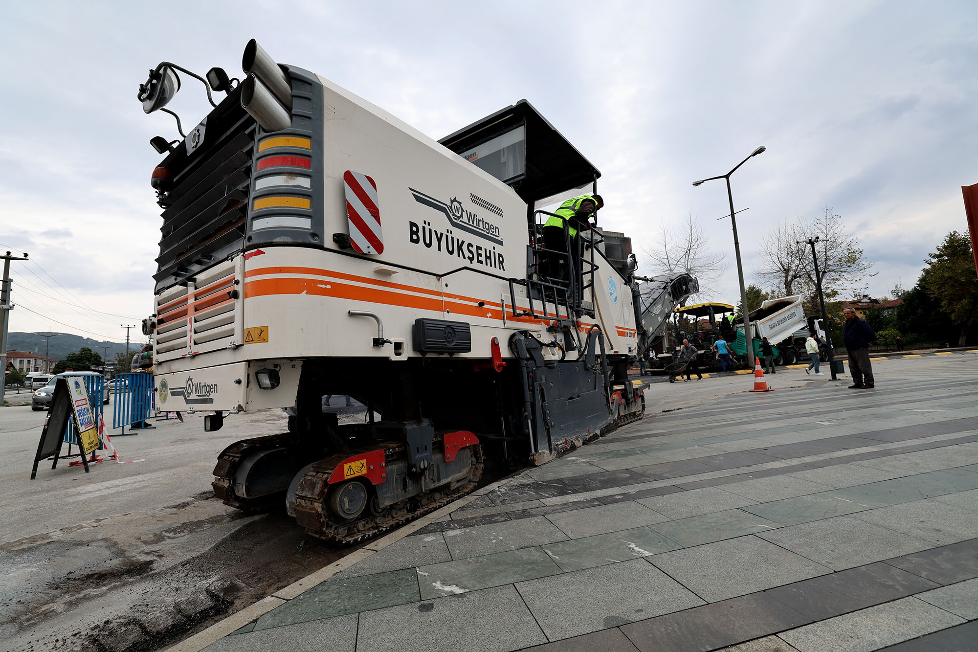 Hendek’in kalbi Şehit Gaffar Okkan Bulvarı’na Büyükşehir dokunuşu