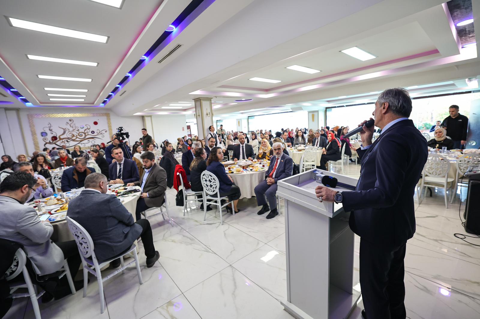 “Öğretmenlik hiçbir ölçüyle tarif edilmeyecek kadar yüce bir meslektir”