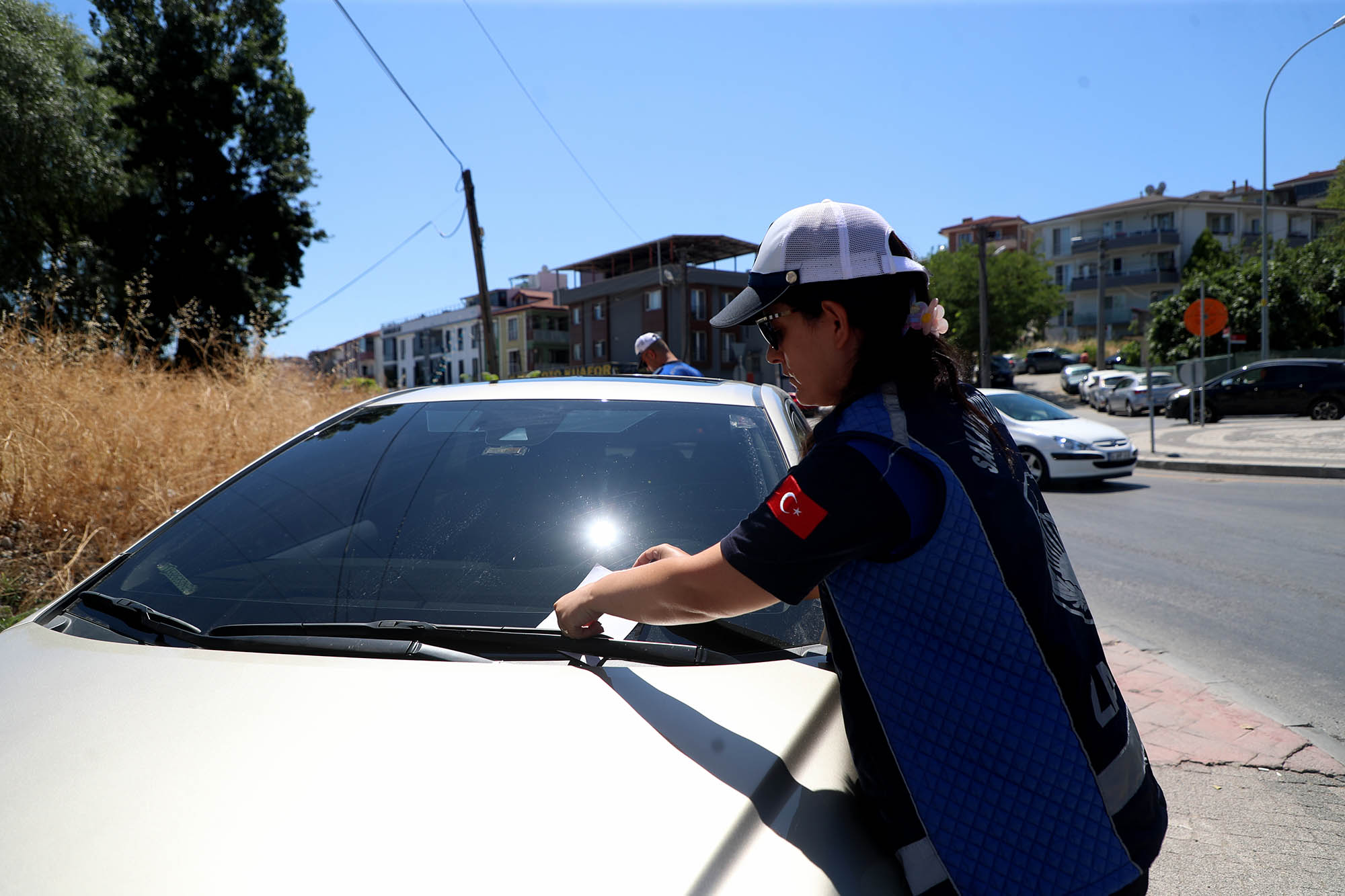 Büyükşehir yayaları zora sokan kaldırım işgalini sıkı takibe aldı