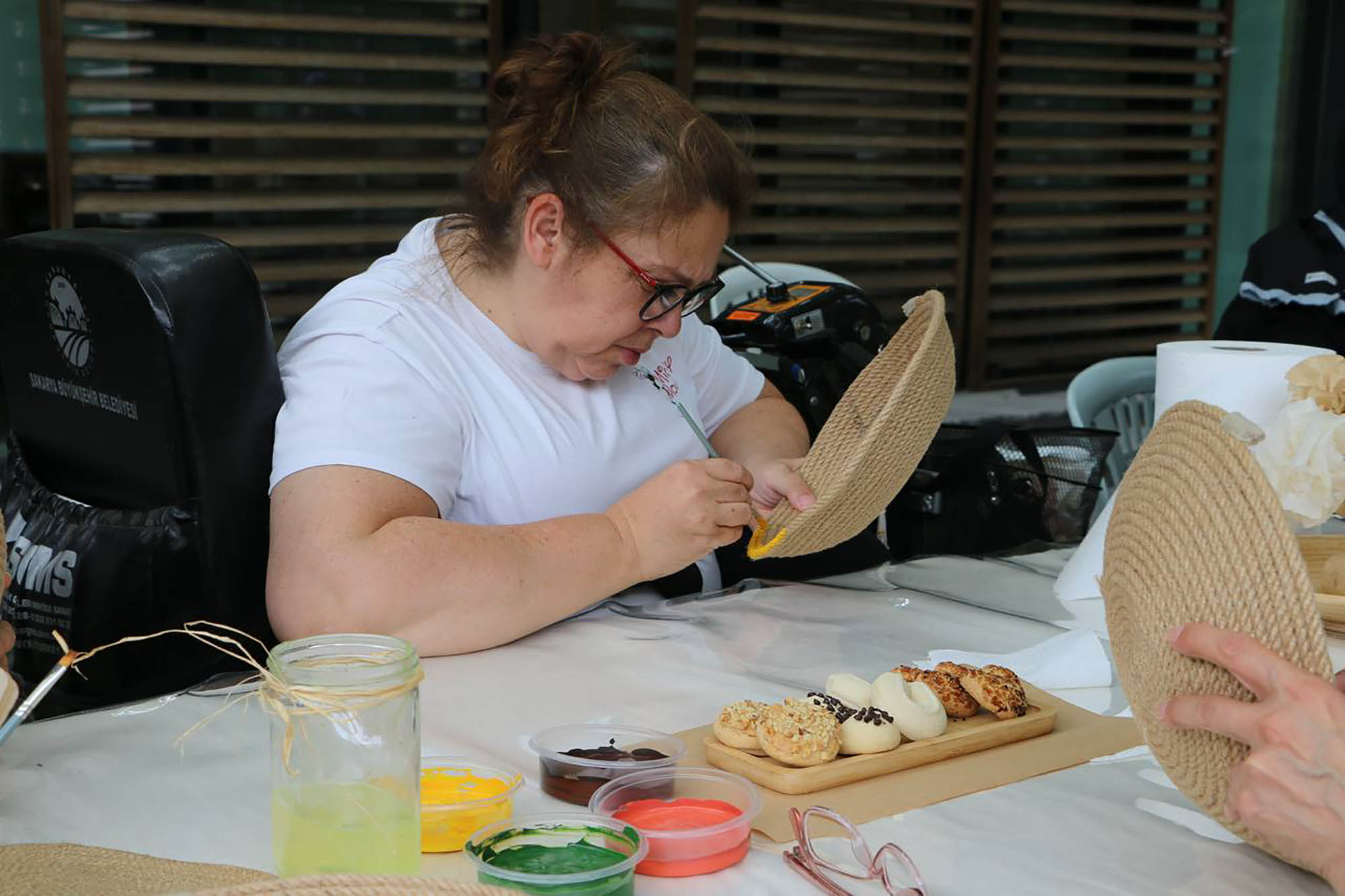 Özel bireyler ve anneleri hobi atölyelerinde el ele