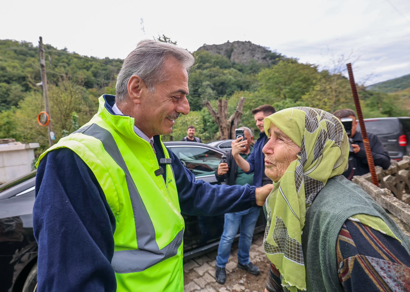 Başkan Alemdar afet mesaisi için Geyve’de: “Tahribatı ortadan kaldırmak için aralıksız mesai harcıyoruz” 